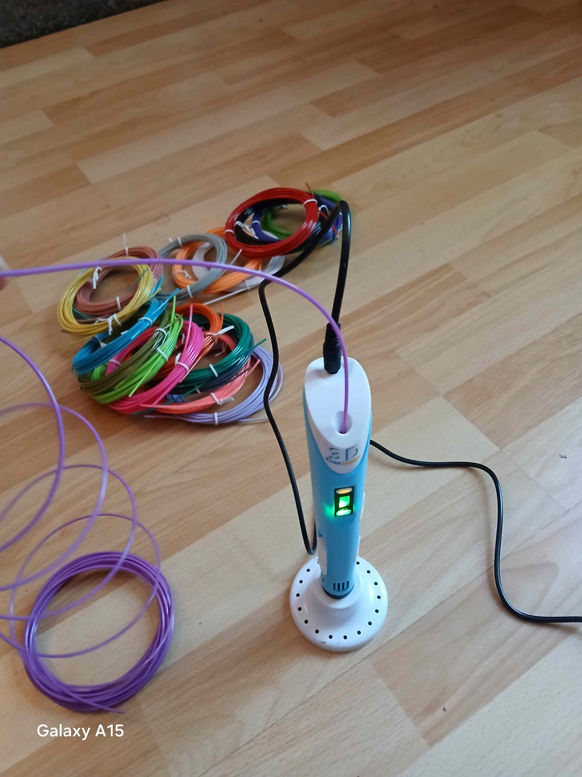 Filament wird in den 3D-Stift eingeführt