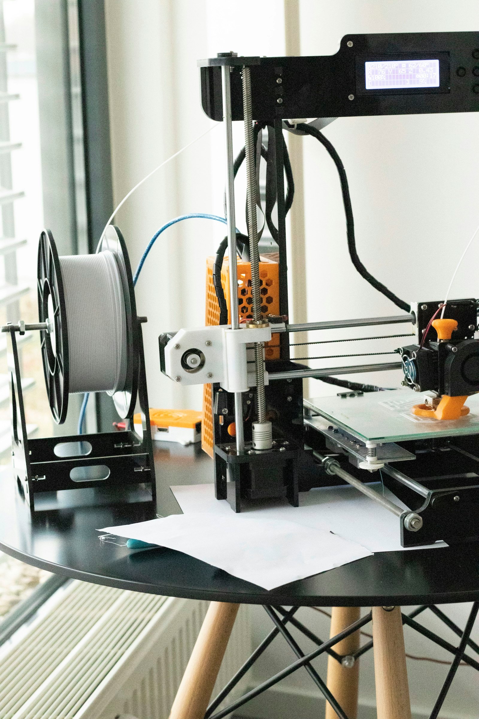 Mehrere 3D-Drucker im Werkstatt-Einsatz