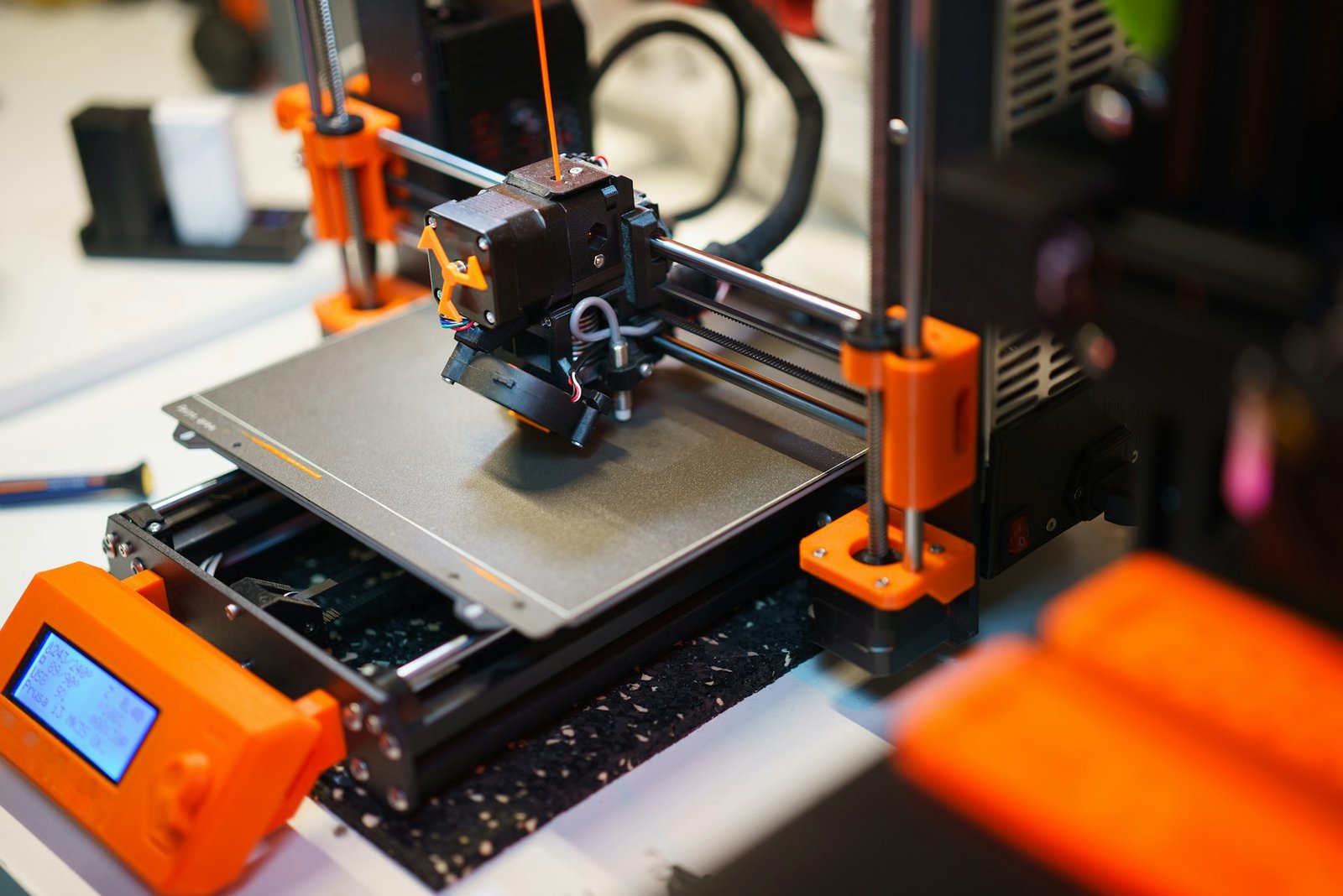 3D-Drucker im Betrieb, Düse druckt ein Objekt